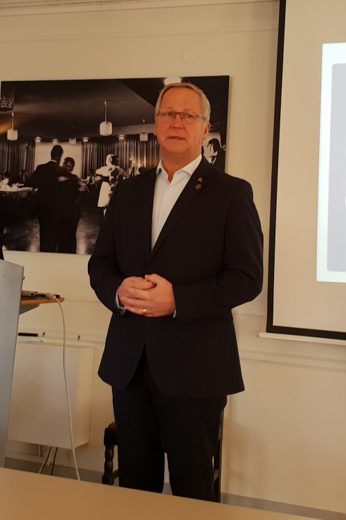 Mikael Larsson hälsar välkommen till Höstårsmötet 2018